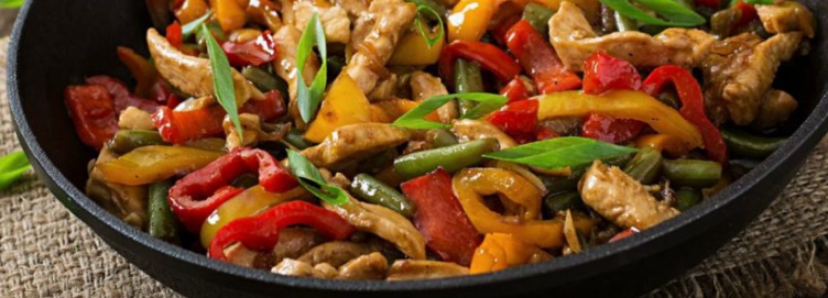 Atún con vegetales al wok